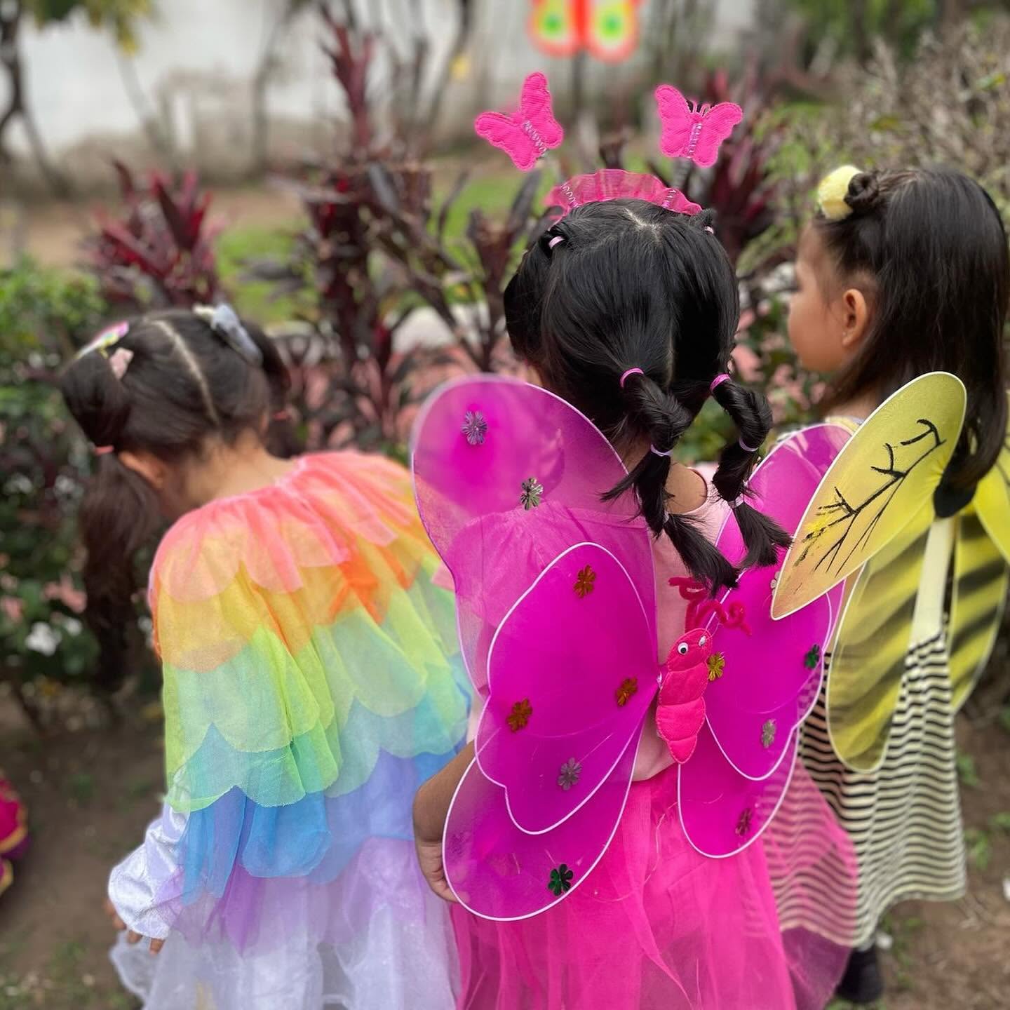 Alumnas de Maternal del Colegio Cilin en una actividad artística al aire libre