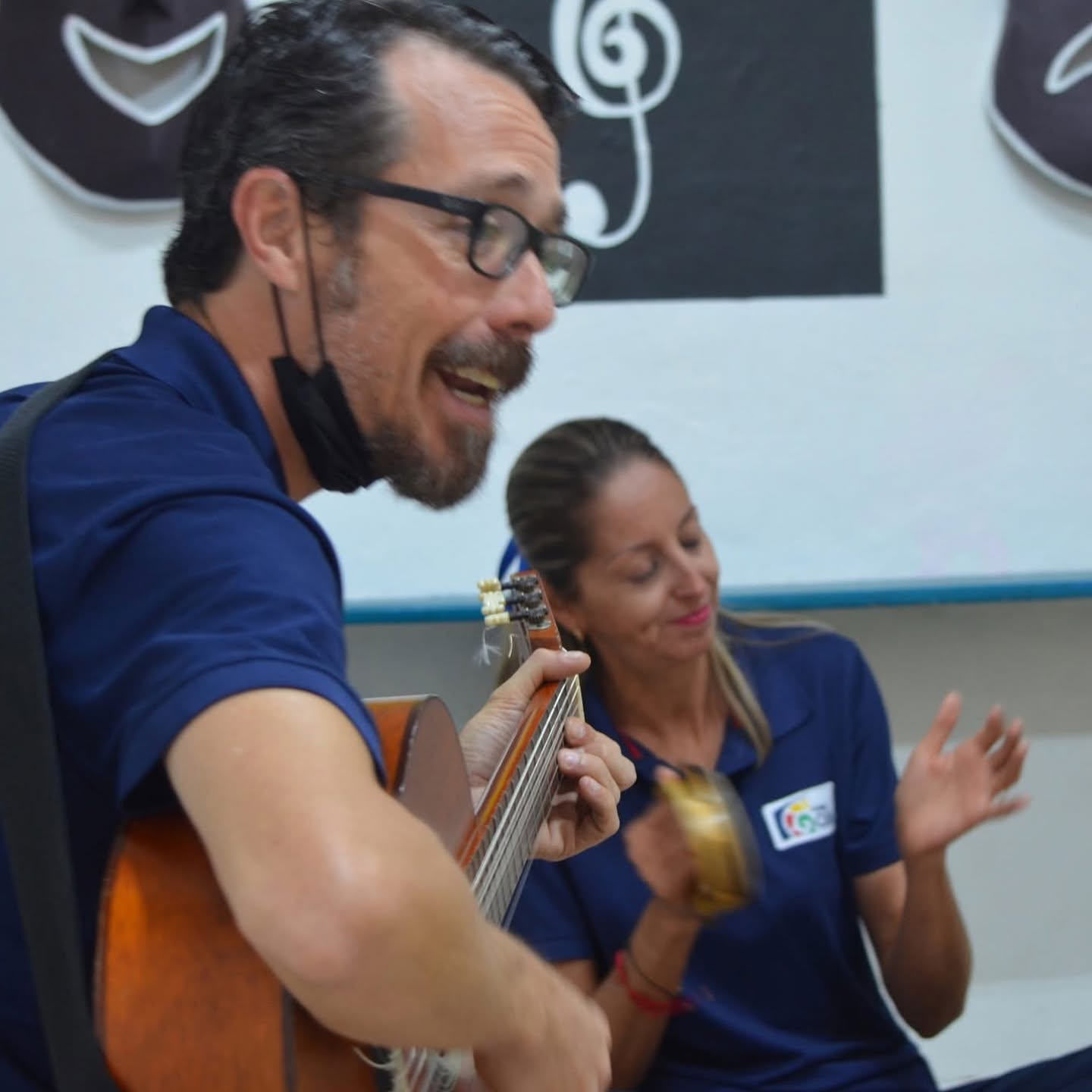 Docentes durante una actividad musical en el Colegio Cilin