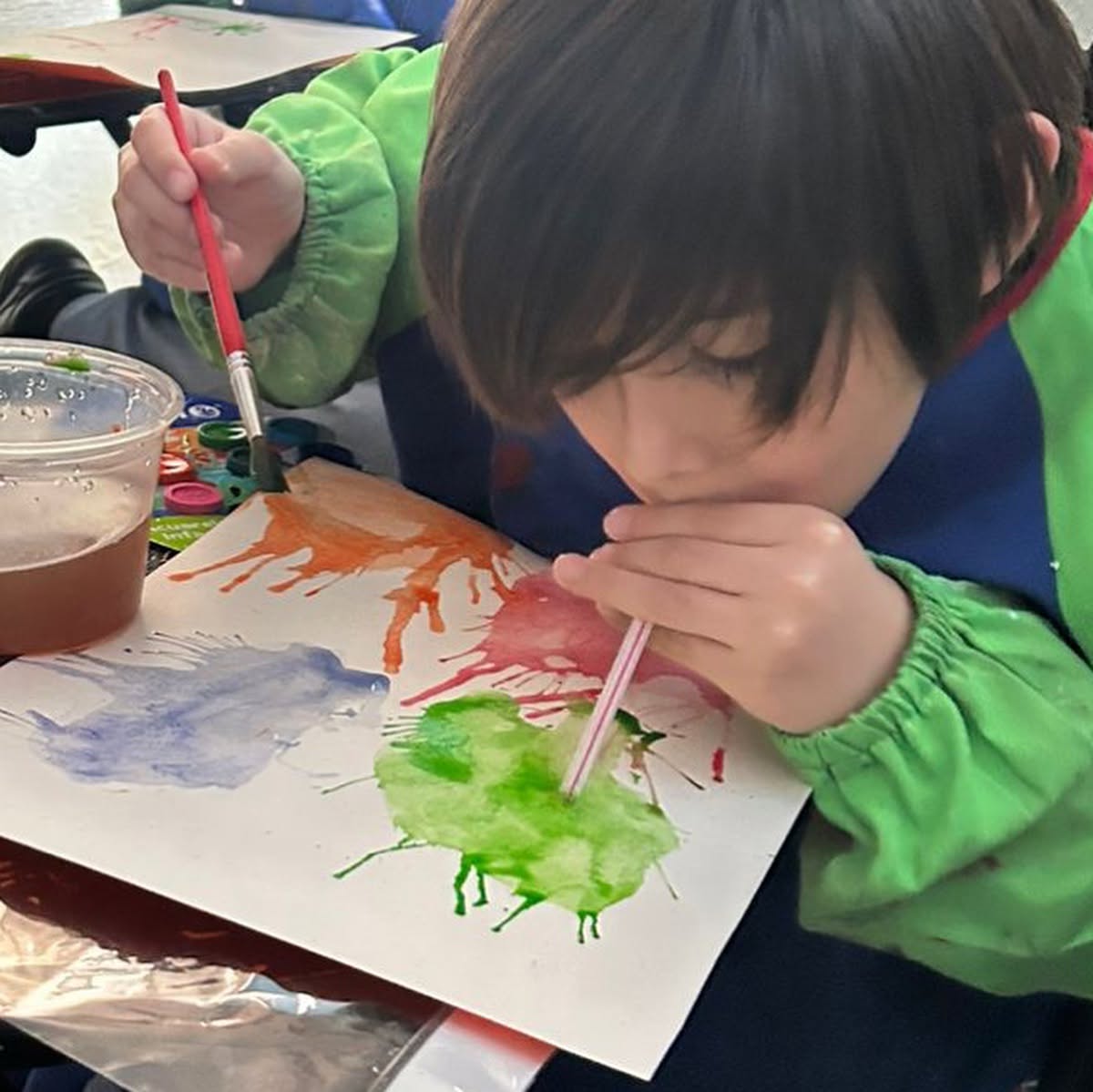 Alumno del Colegio Cilin realizando una actividad de pintura