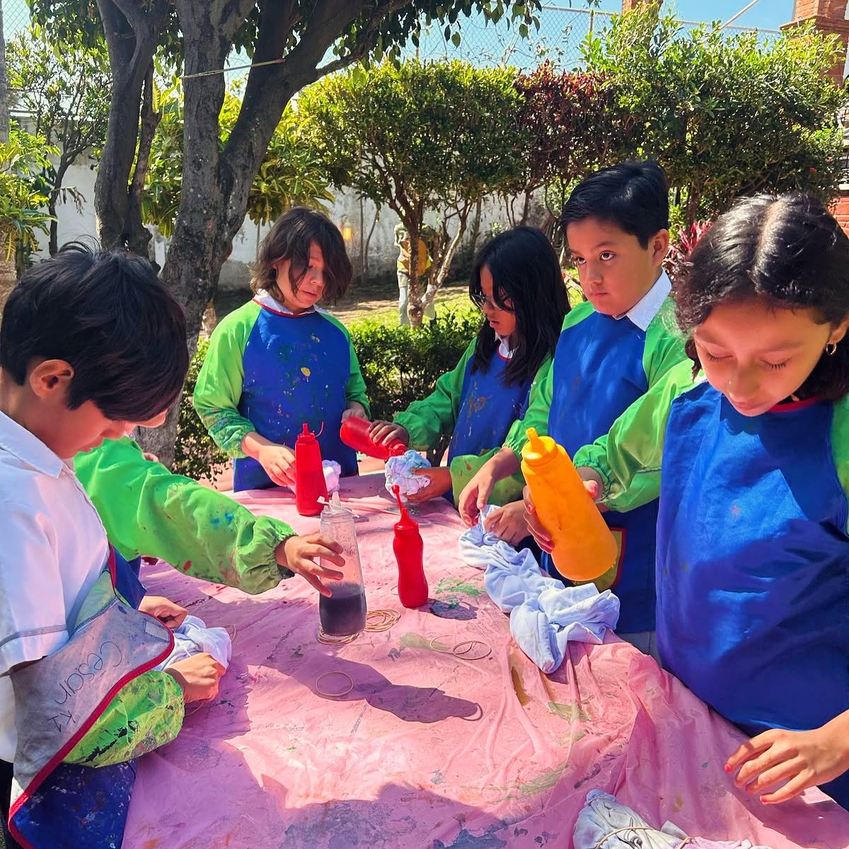 Alumnos del Colegio Cilin creando obras con pintura al aire libre