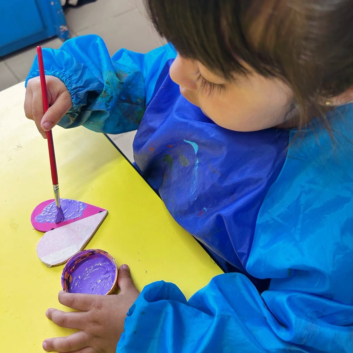 Alumna del Colegio Cilin pintando una pieza artística