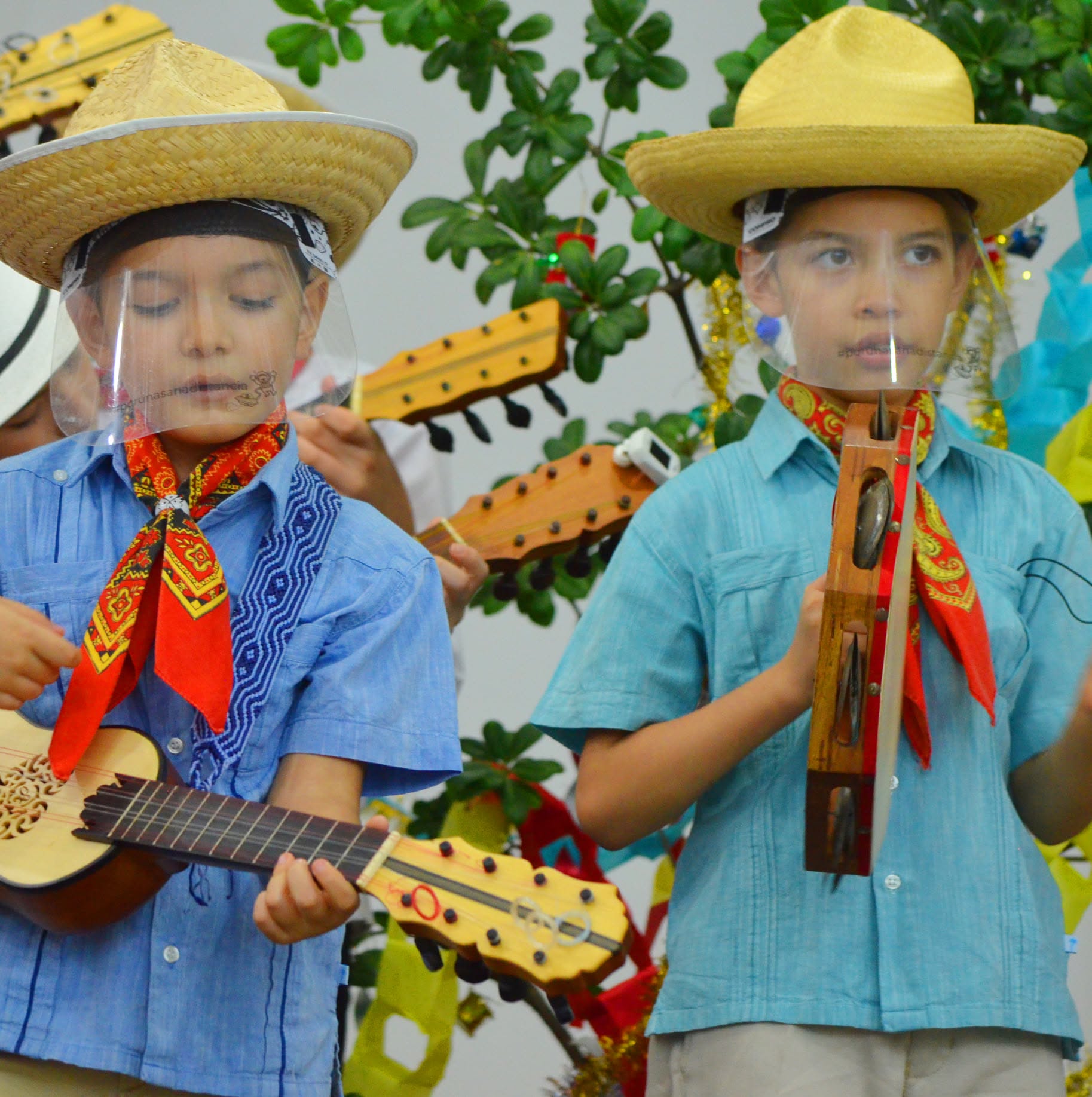 Alumnos del taller de Son Jarocho con sus instrumentos