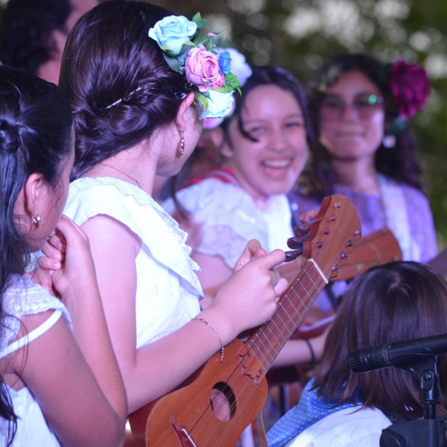 Presentación del taller de Son Jarocho del Colegio Cilin