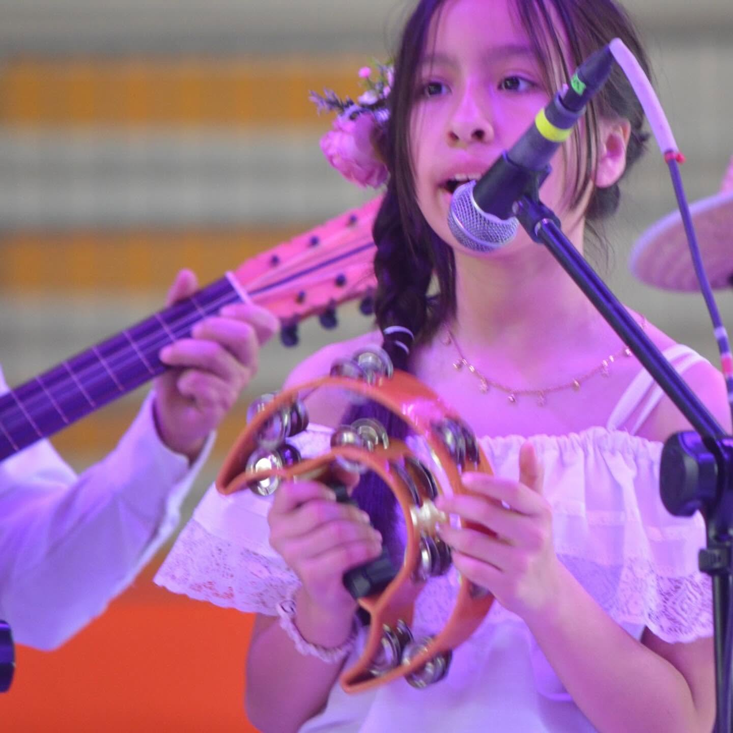Alumna interpretando música tradicional en Son de Cilin