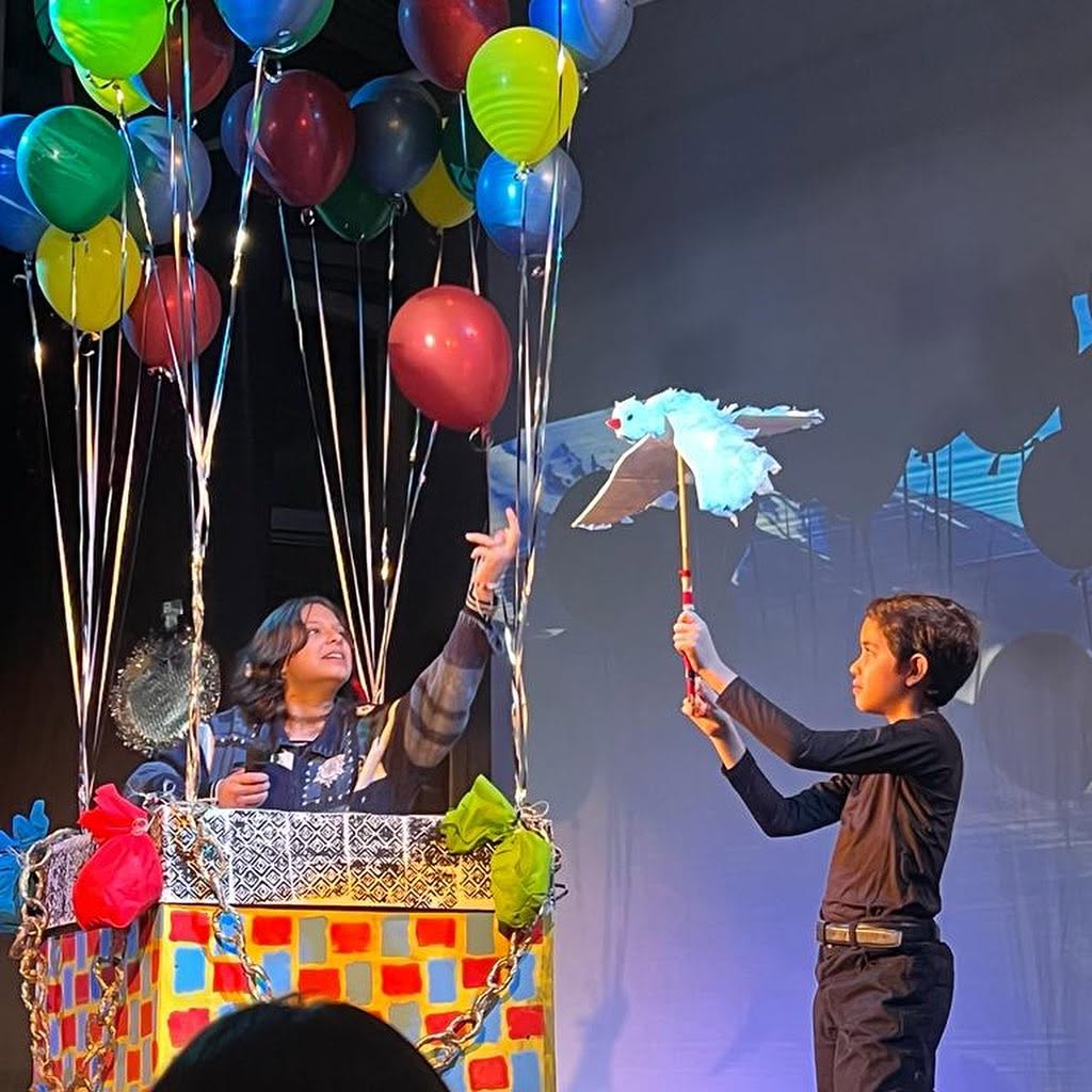 Presentación teatral con títeres y escenografía del Colegio Cilin